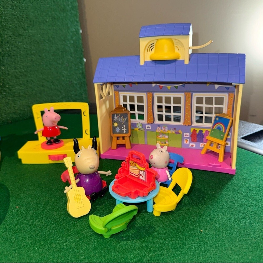 Peppa Pig Peppa's Adventures School Playgroup Playset